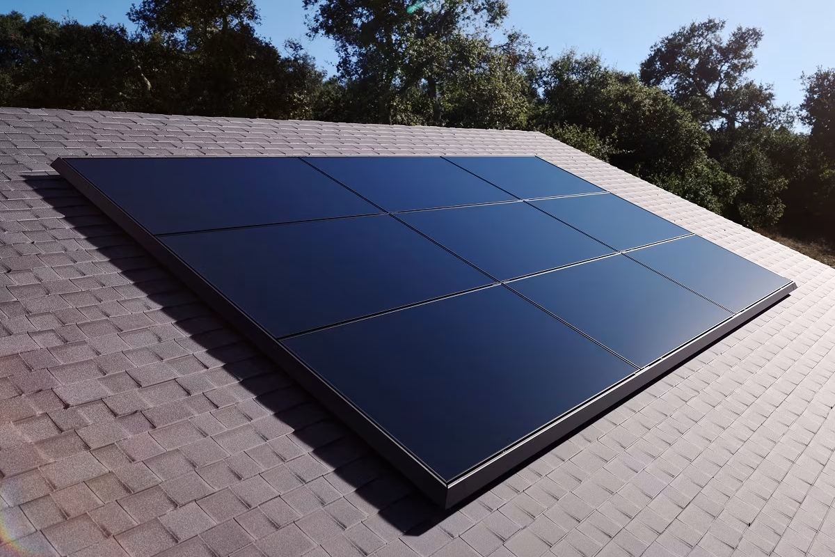 panele-fotowoltaiczne-Tesla-na-dachu-domu